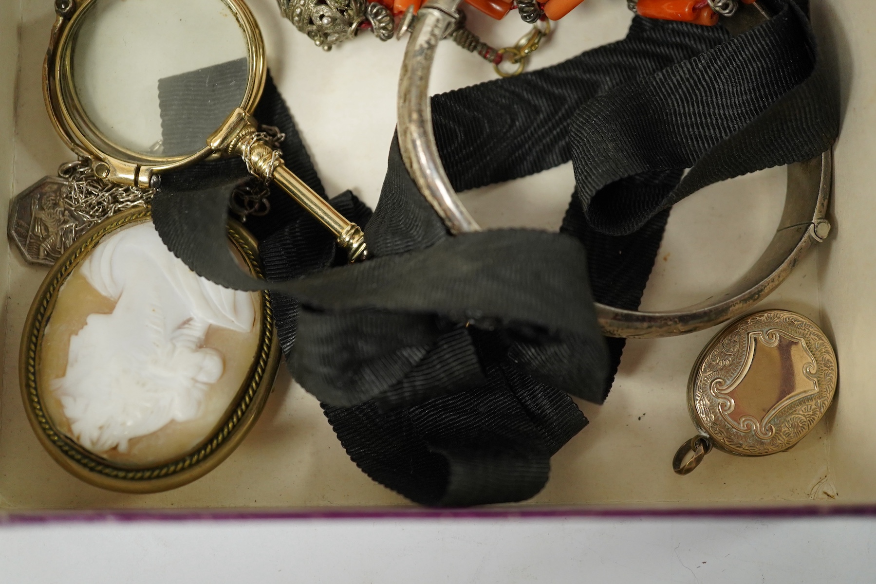 A small collection of mainly antique jewellery including coral beads, pair of lorgnettes, a gold plated oval locket etc. Condition - poor to fair